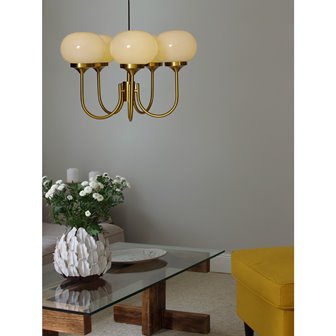 Duży klasyczny żyrandol modern retro mosiądz szklane klosze w salonie 02